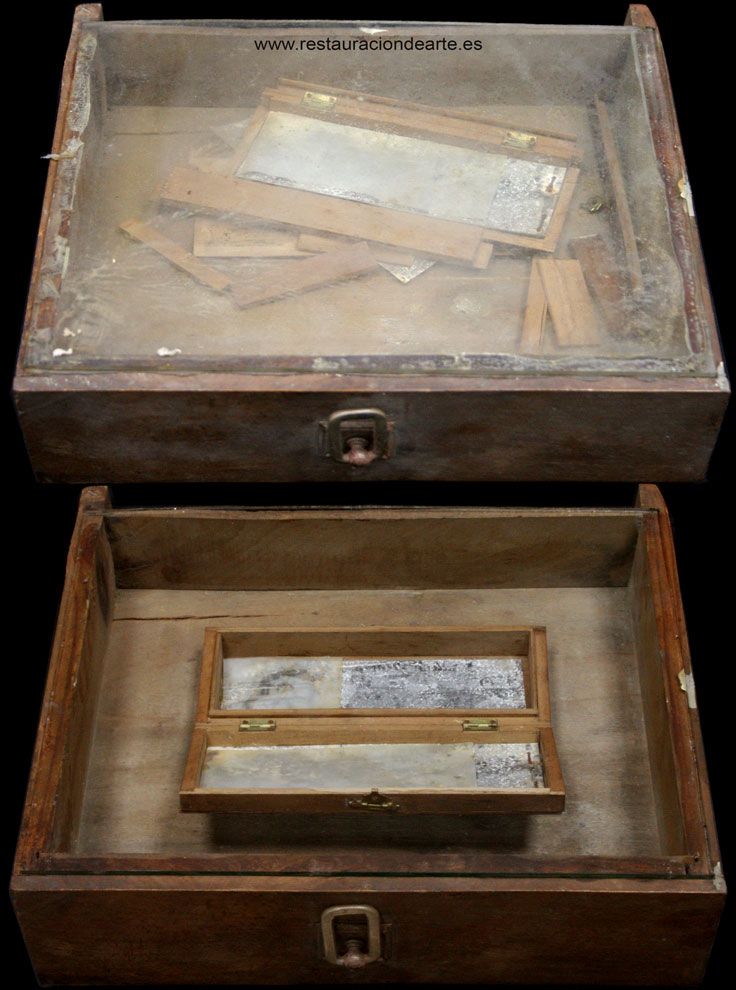 fotografía antes y después de la restauración de escultura comtemporánea en madera, cristal y fotografía