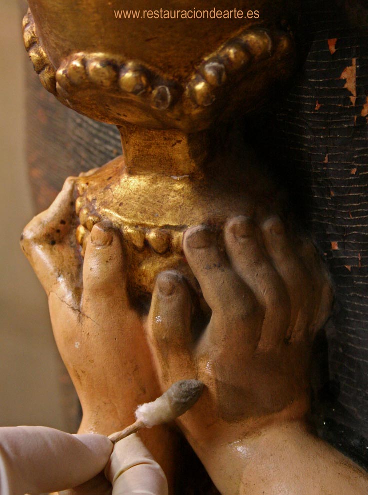 fotografia limpieza de suciedad, restauración y conservación de escultura, pérdidas de policromía, escultura de Santa Gema