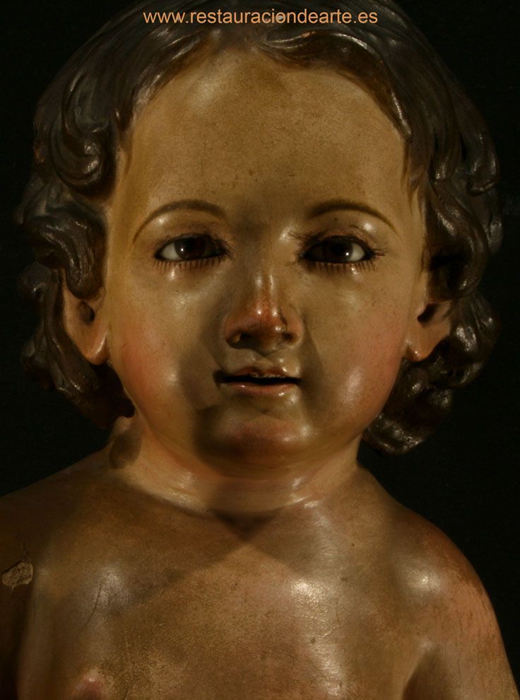 detalle antes de la restauración, restauracion de escultura  de niño jesús en peana madera tallada