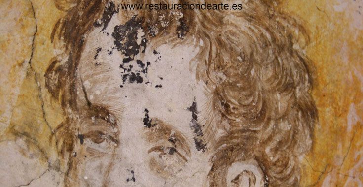 fotografía detalle antes de la restauración de la pintura mural, alteración de la capa pictórica