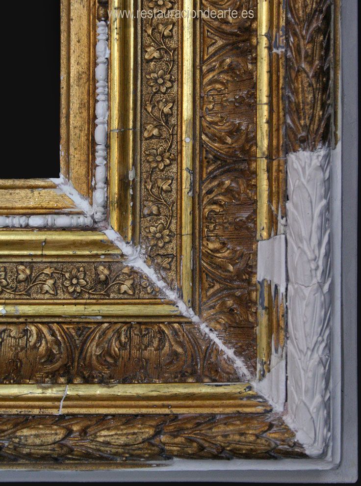 fotografia estucado y realización del moldel y dorado realizado por la restauradora de marcos en Madrid, España