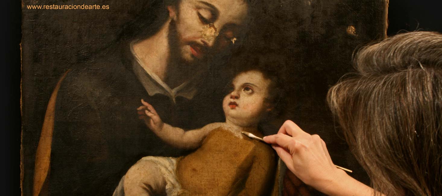 Proceso de eliminación del barniz alterado y sucio por la restauradora de pinturen el estudio de restauración de pintura en Madrid