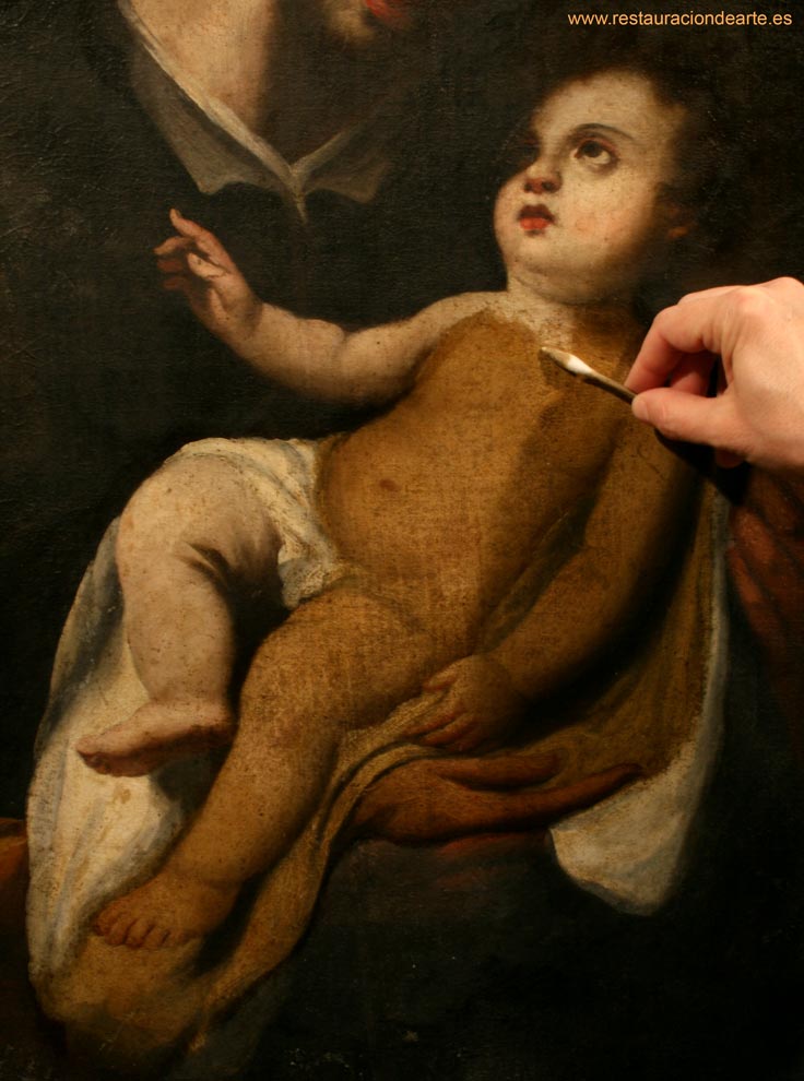 Proceso de limpieza de barniz oxidado realizado por la restauradora de pintura