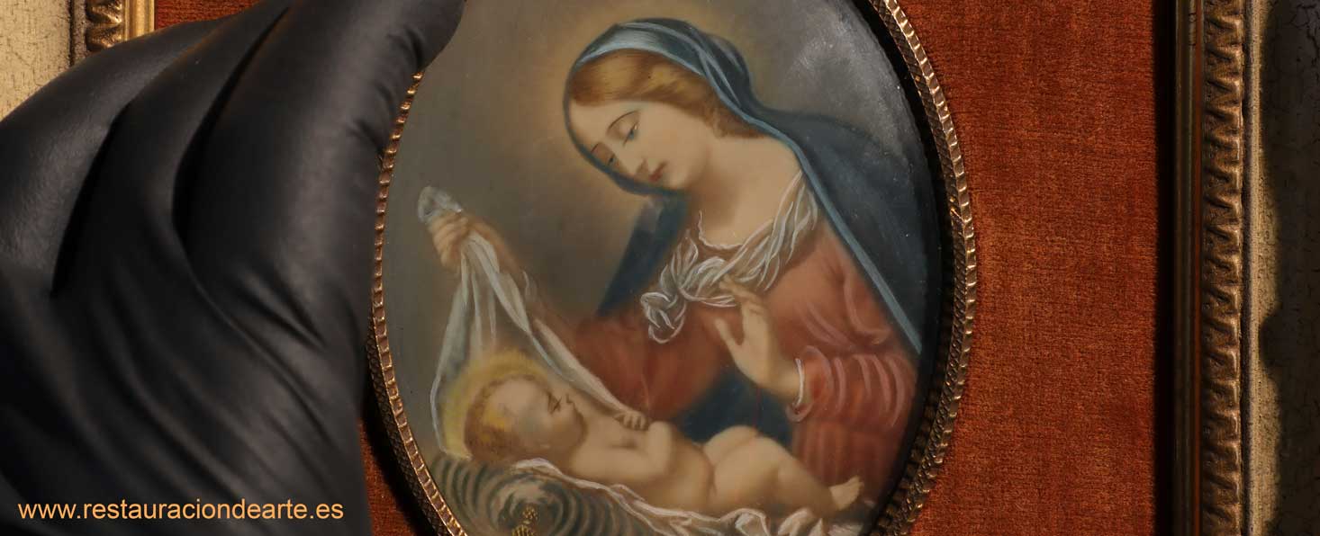 miniatura de la virgen con niño