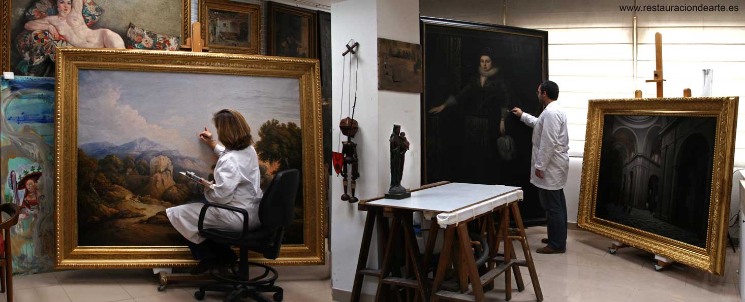 restauradores de cuadros en el estudio de restauración de pintura en Madrid